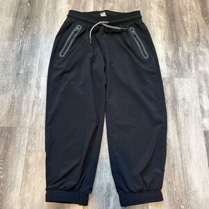Athleta Girl Size M 8/10 Discovery Camp Capri Jogger with Zip Slash Pockets